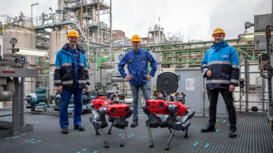 Group photo of BASF plant operators and ANYmal inspection robots